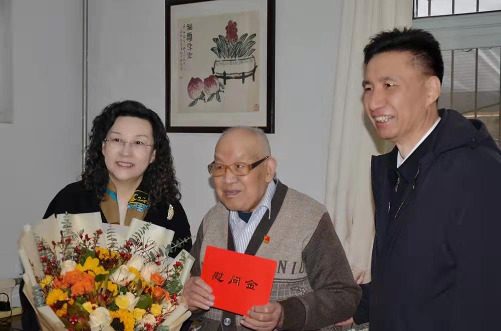 濟南產(chǎn)發(fā)集團黨委副書記、總經(jīng)理黃蓓走訪慰問離休老干部、老黨員